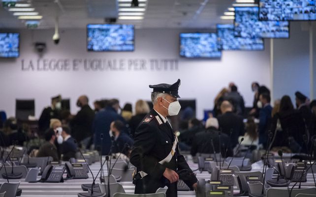 Una vista de un búnker especialmente construido para el maxi-juicio que se lleva a cabo contra más de 300 acusados del sindicato del crimen ndrangheta