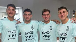 Alejo Veliz, Ulises Ciccioli y Gino Infantino, de Central, junto al ex canalla Facundo Buonanotte.