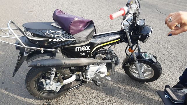 Paraná: ciclista dobló en U y chocó una moto