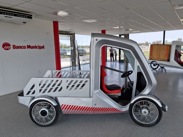 Sustentable y rosarino. Este auto el&eacute;ctrico se expuso el s&aacute;bado. Es un desarrollo de la firma local Niccol&oacute; carrocer&iacute;as y cuenta con el dise&ntilde;o del prestigioso Juan Manuel D&iacute;az.&nbsp;
