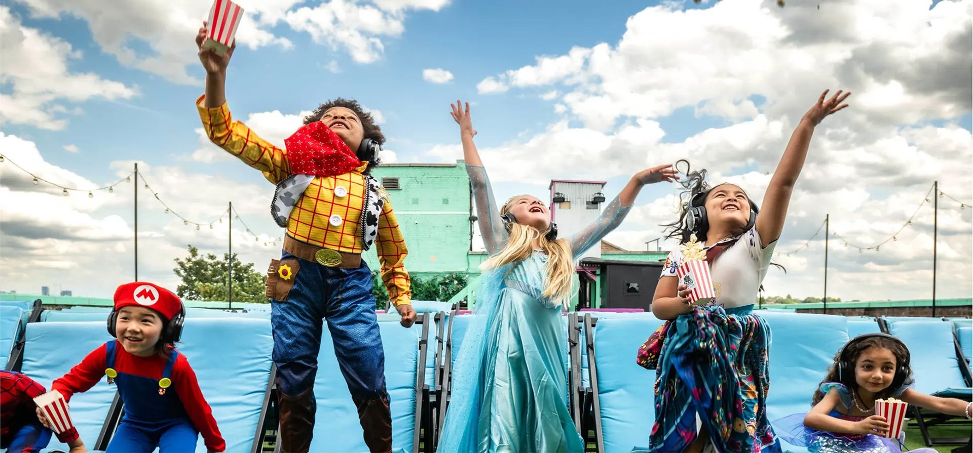 Londres, Reino Unido. Un grupo de niños toman sus asientos en una proyección diurna de verano de The Super Mario Bros Movie en el Rooftop Film Club, Peckham. Fotografía: John Nguyen/PA Londres, Reino Unido. Un grupo de niños toman sus asientos en una proyección diurna de verano de The Super Mario Bros Movie en el Rooftop Film Club, Peckham. Fotografía: John Nguyen/PA