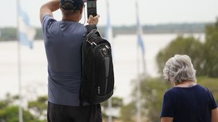 Un turista en el parque a la Bandera.