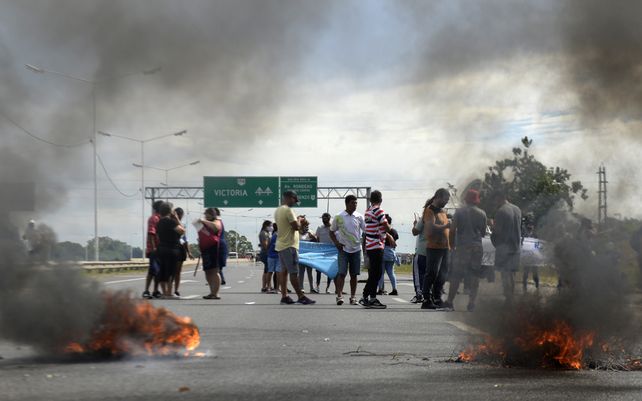 Piquete en el puente Rosario Victoria por la veda para la pesca comercial y deportiva.&nbsp;