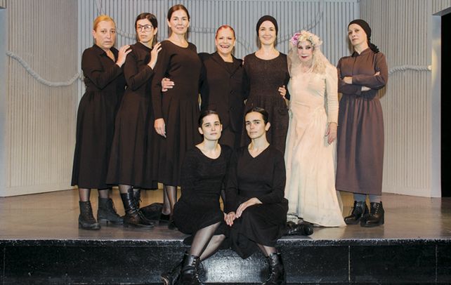 El elenco de La casa de Bernarda Alba es más que atractivo.