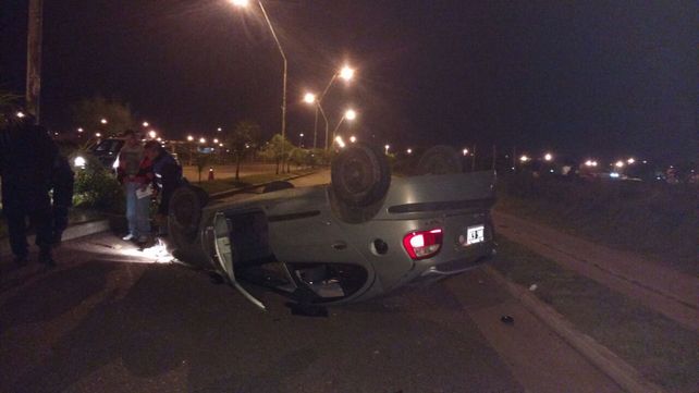 Un automóvil impactó contra otro y volcó en el carril contrario