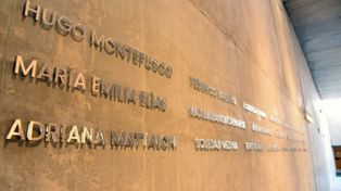 El interior del edificio recuerda los nombres de los 22 muertos en Salta 2141.