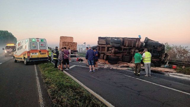 Ruta Nacional 12: dos camiones volcaron y hay demoras en el tránsito