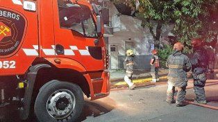En el incendio en un edificio en CABA, debieron rescatar a una beba arrojándola desde un balcón