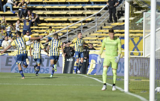 Marco acaba de convertir frente al Rojo y sus compañeros van a su encuentro para abrazarlo.