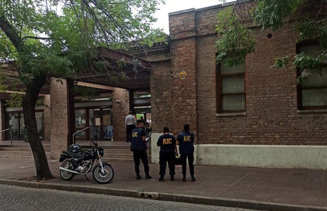 La policía en el Centro Municipal de Distrito Centro. La investigación ya está en curso.&nbsp;