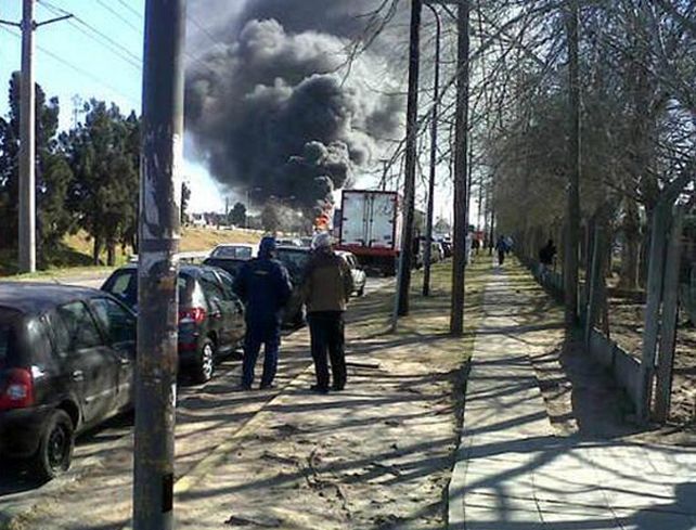 Nueva tragedia en Rosario: las impactantes imágenes del incendio del camión cisterna