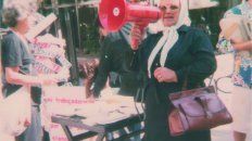 Esperanza Labrador, Madre de Plaza de Mayo, con el megáfono en el acto del 8 de Marzo de 1986. Esperanza Labrador, Madre de Plaza de Mayo, con el megáfono en el acto del 8 de Marzo de 1986.