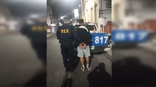 El joven, quien caminaba por calle Osinalde y Sauce de Luna, en Paraná, intentó huir al ver el móvil policial&nbsp;