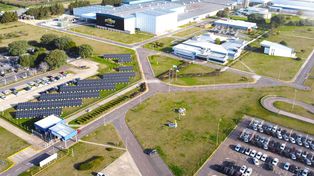 Ecológica. Gracias al parque solar, el 20% del consumo de energía de la planta proviene de fuentes renovables.