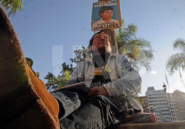 Márquez se encadenó frente a Casa de Gobierno en pedido de justicia por la muerte de su hijo en el año 2002. Fotógrafo: Mauricio Centurión / Diario UNO Santa Fe