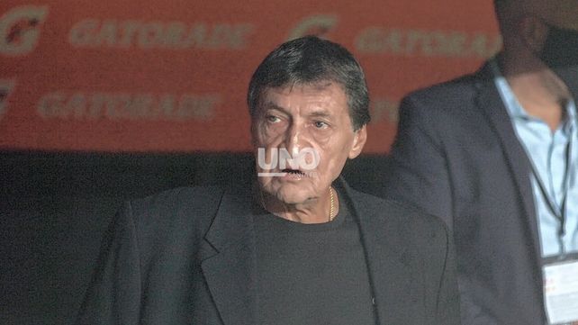 Julio César Falcioni desestimó los rumores de San Lorenzo y afirmó que piensa cumplir su contrato con Colón.