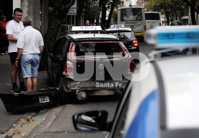 Contra la vereda. Quedó el taxi tras el fuerte impacto que recibió de atrás por parte del colectivo.