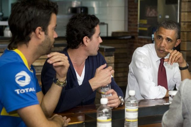 La imagen del hincha de Boca que le vendió un sandwich a Obama recorre el mundo