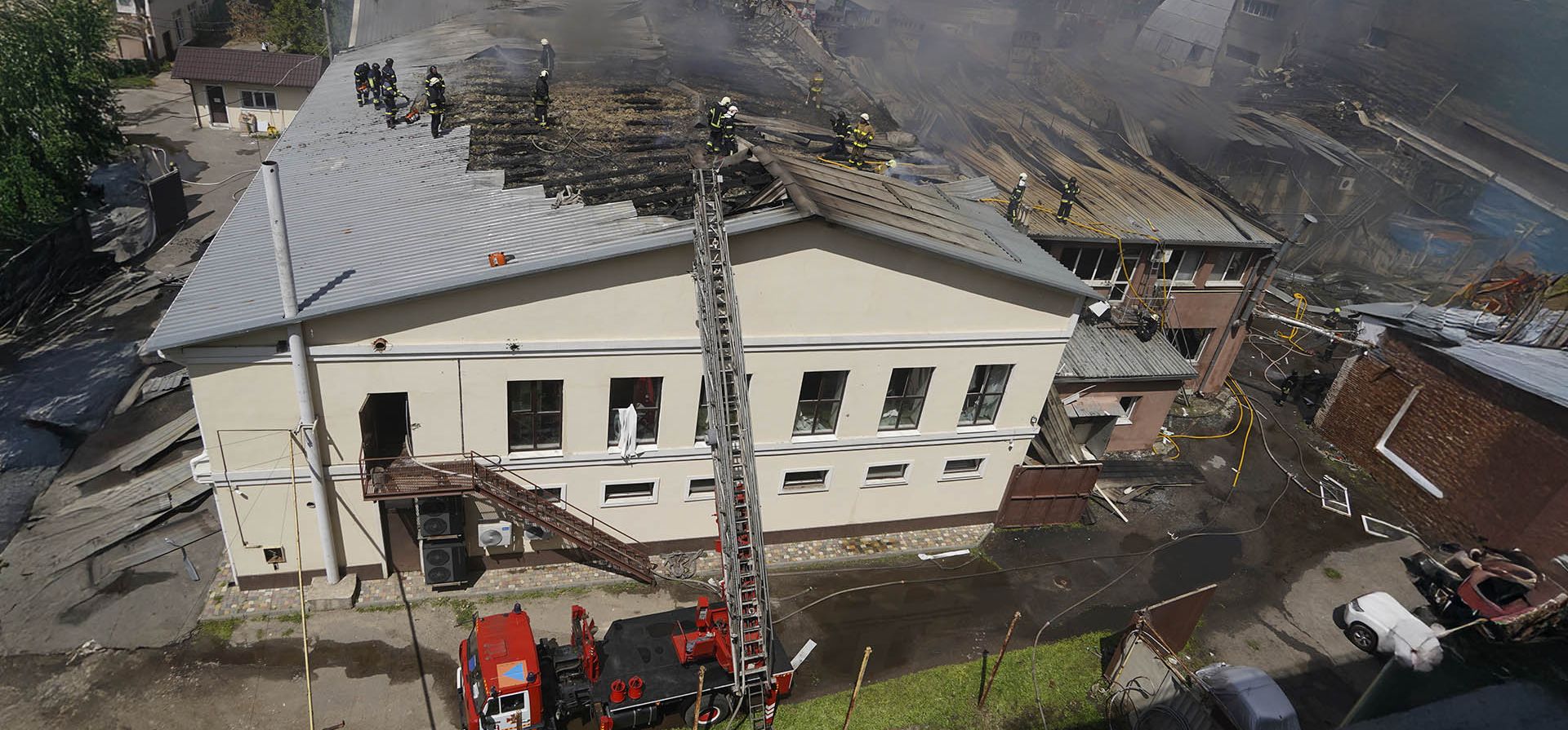Los bomberos combaten el incendio tras un ataque ruso que afectó una zona residencial en Járkov, Ucrania, el jueves 24 de julio de 2025. (Foto AP/Andrii Marienko) Los bomberos combaten el incendio tras un ataque ruso que afectó una zona residencial en Járkov, Ucrania, el jueves 24 de julio de 2025. (Foto AP/Andrii Marienko)