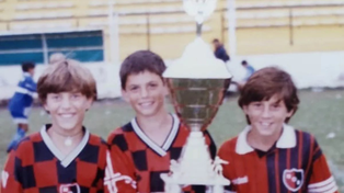 Con el trofeo. Lionel y sus compañeros, felices en Mar del Plata.
