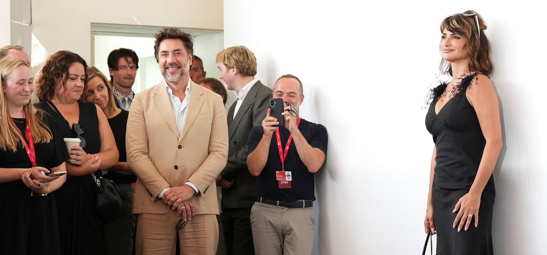 Javier Bardem y Penélope Cruz posan para los fotógrafos en la sesión fotográfica de la película "Bunker" durante la 83.ª edición del Festival de Cine de Venecia, en Venecia, Italia, el martes 8 de septiembre de 2026. (Foto de Scott A Garfitt/Invision/AP) Javier Bardem y Penélope Cruz posan para los fotógrafos en la sesión fotográfica de la película "Bunker" durante la 83.ª edición del Festival de Cine de Venecia, en Venecia, Italia, el martes 8 de septiembre de 2026. (Foto de Scott A Garfitt/Invision/AP)