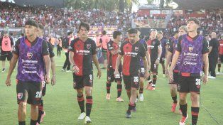 Los jugadores de Newells se retiran dolidos del Coloso tras la derrota con Central.