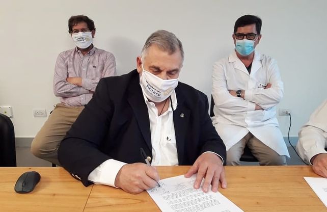 Carlos Bonetto del Rotary Club de Venado Tuerto firmando el convenio con la municipalidad de Venado Tuerto