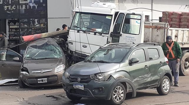 Video: un camión se quedó sin frenos y chocó a ocho autos en Villa Gobernador Gálvez