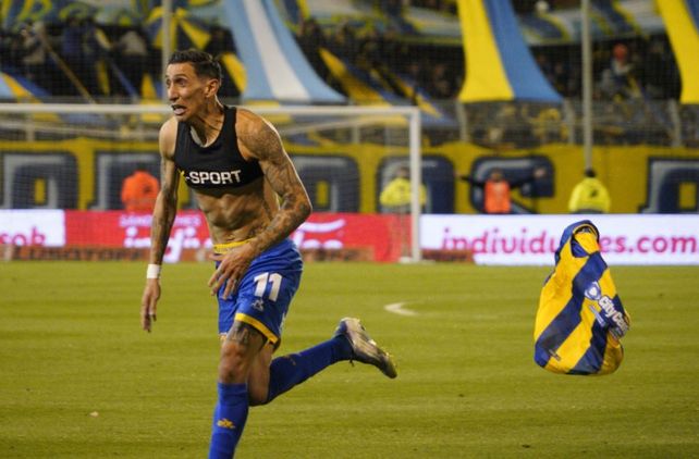 Di María ya convirtió de tiro libre en el clásico y lo celebra a full. Uno de los momenrtos más felices que vivió desde que volvió.