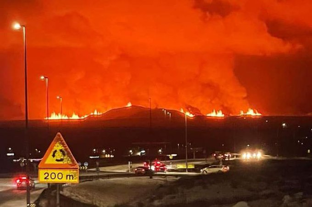Un paisaje infernal se observaba esta noche cerca de Grindavik.&nbsp;