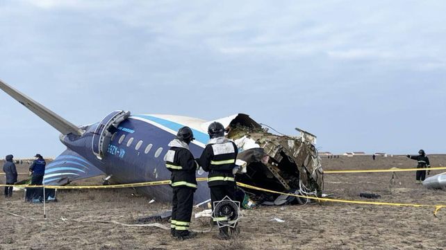 Tragedia aérea: más de 30 muertos tras la caída de un avión en Kazajistán