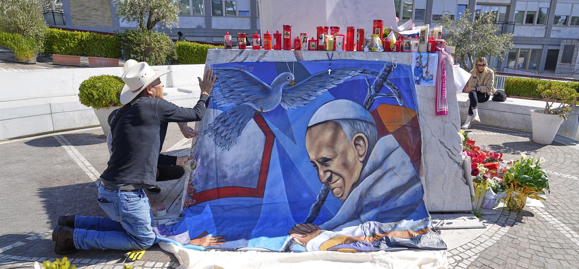 El pintor mexicano Roberto Márquez coloca una pintura del papa Francisco que pintó afuera del hospital Agostino Gemelli en Roma, el miércoles 5 de marzo de 2025. (Foto AP/Gregorio Borgia) El pintor mexicano Roberto Márquez coloca una pintura del papa Francisco que pintó afuera del hospital Agostino Gemelli en Roma, el miércoles 5 de marzo de 2025. (Foto AP/Gregorio Borgia)