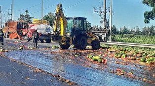 La carga de sandía terminó en la cinta asfáltica de la ruta 14 en la mañana de este jueves.