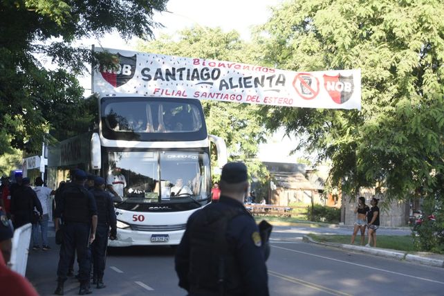 El fervor por Newells explotó con la llegada del plantel a Santiago del Estero