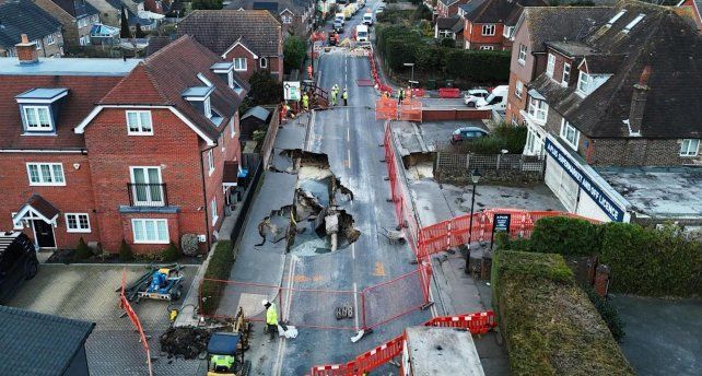 Un socavón de casi 20 metros sorprendió a los habitantes de un pueblo inglés