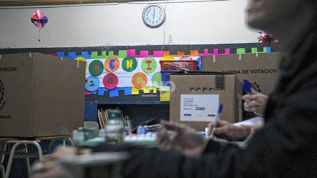 Elecciones en Santa Fe: el oficialismo pidió que se controle el uso de celulares en el box de votación Elecciones en Santa Fe: el oficialismo pidió que se controle el uso de celulares en el box de votación