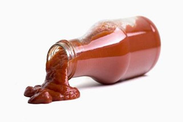 Insólito: encontraron una víbora adentro de una botella de salsa