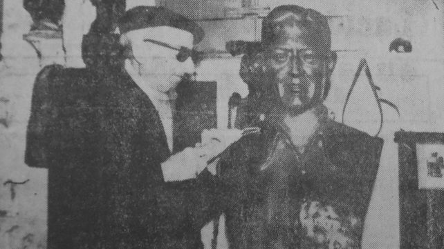El maestro Erminio Blotta se encargó de esculpir el busto en bronce de la mayor estrella del fútbol amateur argentino.