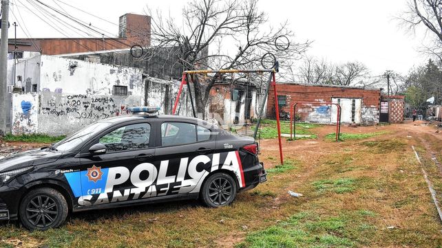 Incendio fatal: investigan las causas de un incendio en barrio Schneider que terminó con la vida de un niño de cuatro años.