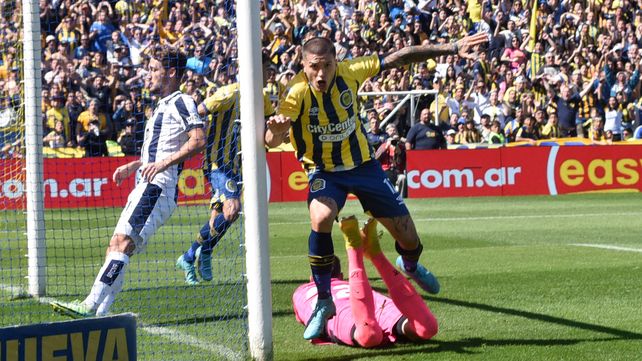 Alan Marinelli celebra el gol del triunfo canalla ante la T.