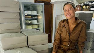 Carolina Roncoli en su cocina que adaptó para poder trabajar doce horas por día.