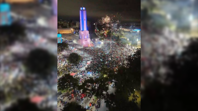 Miles de personas llegaron hasta el Monumento a la Bandera para festejar un nuevo triunfo de la selección argentina en el Mundial 2026.