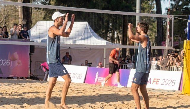 El festejo de los Capogrosso. Mañana buscarán asegurarse la medalla en la semifinal ante dupla brasileña.