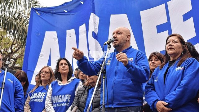 Amsafé se movilizó a la Legislatura con 20.000 firmas y exigió la derogación de la reforma previsional. Foto: José Busiemi / UNO Santa Fe.