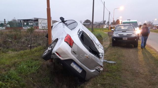 Perdió el control del auto y terminó en un zanjón