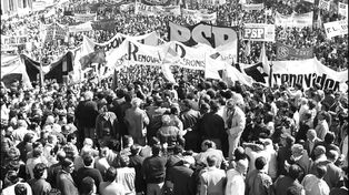 Una multitud celebra el final de la sublevación militar en el Monumento a la Bandera, 19 de abril de 1987.