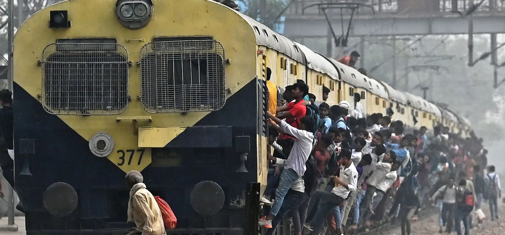 Loni, India. Los viajeros viajan en un tren abarrotado en Uttar Pradesh. India ha superado a China como el país más poblado del mundo, según las últimas estimaciones de la ONU. Fotografía: Arun Sankar/AFP/Getty Images