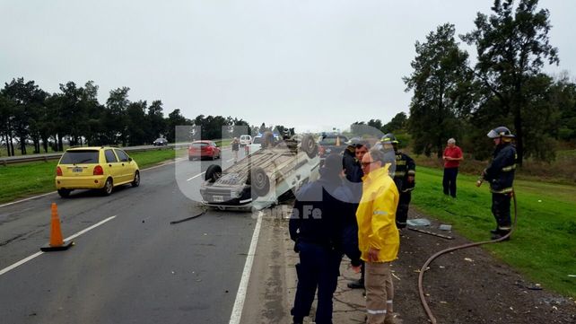 Vuelco en la autopista: rescataron y trasladaron al hospital a dos personas