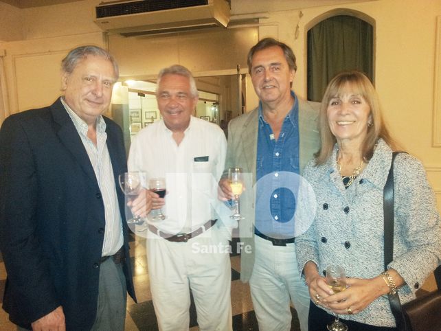 José Mercado y Liliana Monsonis aprovecharon para ponerse al día con amigos.