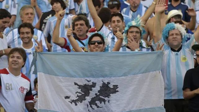Los hinchas argentinos suelen llevar banderas argentinas con menciones especiales para las Islas Malvinas